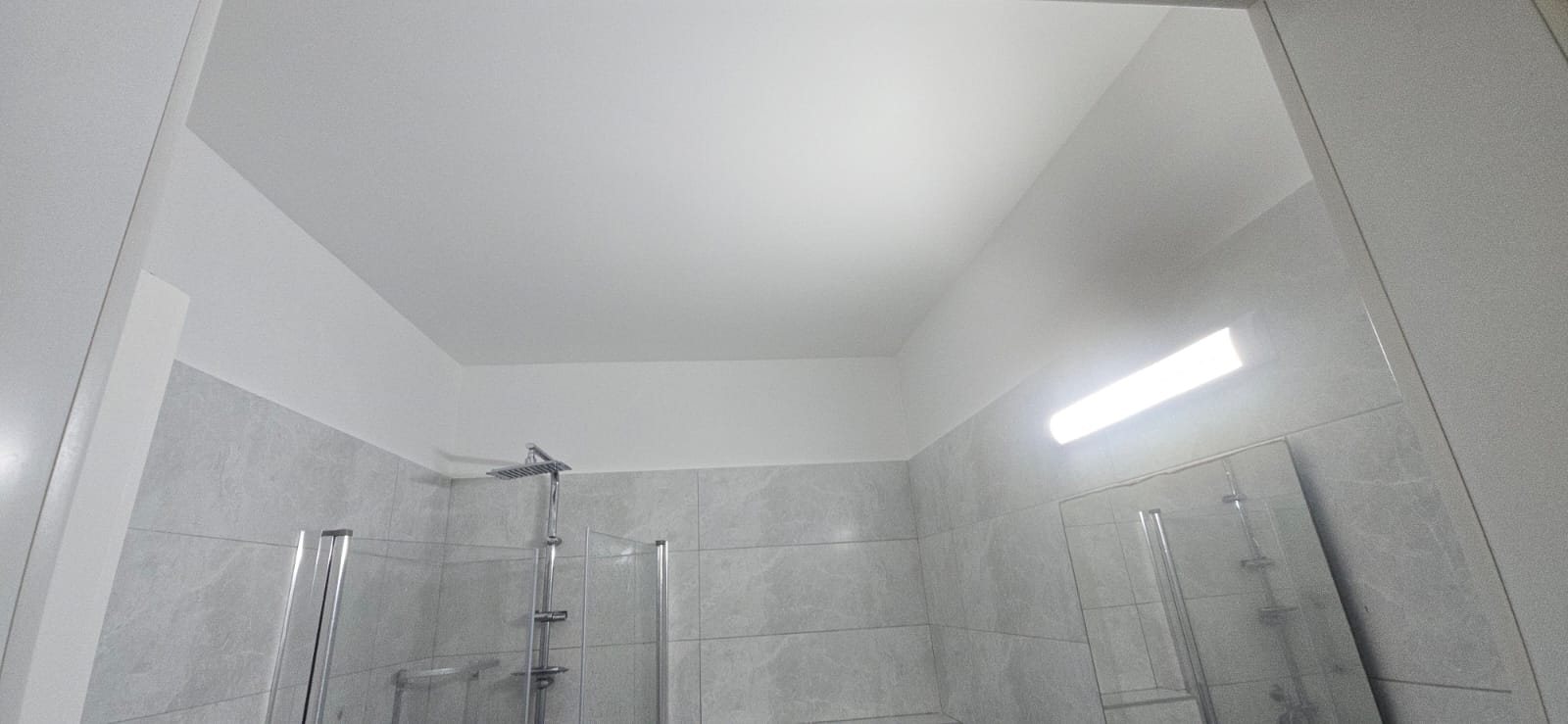 צור הדסה החלקת מקלחת וצביעה בצבע נגד עובש